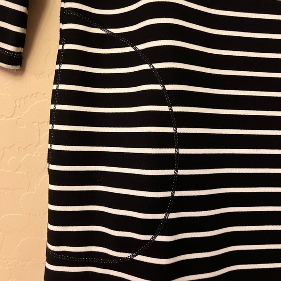 Max Studio Black & White Striped 3/4 Sleeve Shift Dress - Picture 9 of 15